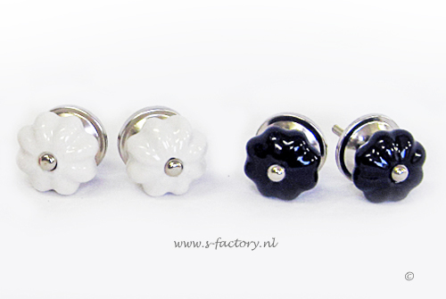 Bloemvormige, porseleinen kast-/ladeknopjes in zwart of wit van S-factory